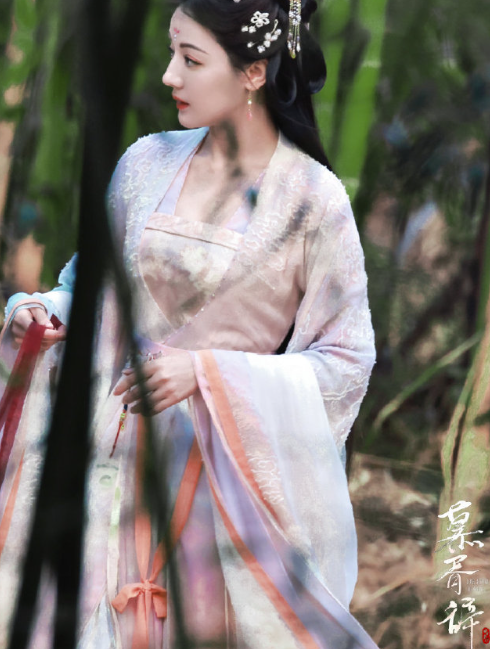 晚霞洒遍鲜花，都不如你这朵玫瑰惹人喜爱