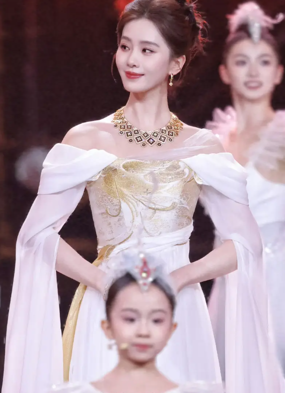 刘诗诗北影节闭幕式天坛女神出场 气质从容又大方