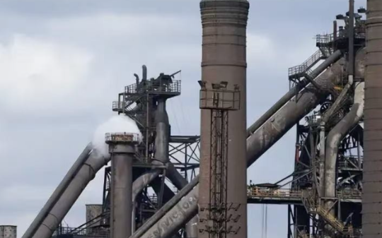 中企价值百亿资产英国拿1亿就想拿下！中方拒绝后，英国政府打算硬吞中企钢厂，咱们应该没收英国资产报复…