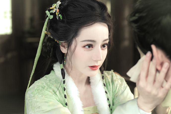 迪丽热巴的颜值出淤泥而不染