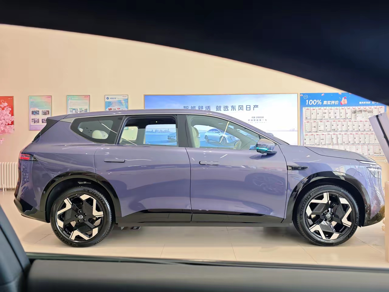 东风日产NX8是一台主打舒适家用的大五座SUV，核心优势是后排空间、双动力适配性