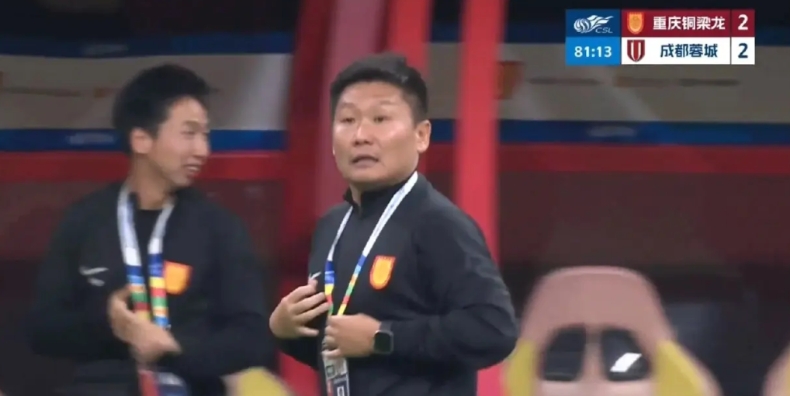 刘建业其实挺有换人魄力，0：2落后后，下半场直接拿下阮奇龙，57分钟用吴宇曦换下