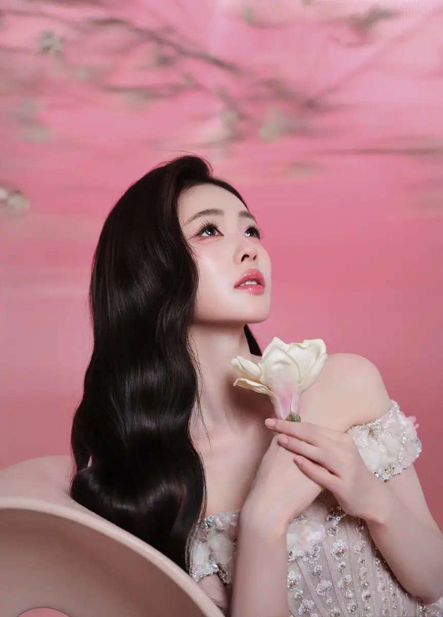 白鹿穿一字肩长裙身材纤细窈窕 清冷回眸尽显优雅温柔