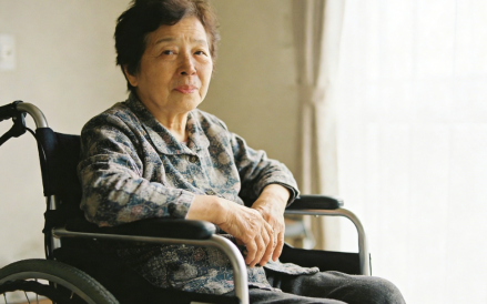 我给瘫痪邻居送饭8年，小区拆迁款820万她全给侄子，我没闹，30天后银行来电：先生，请来办理一下手续