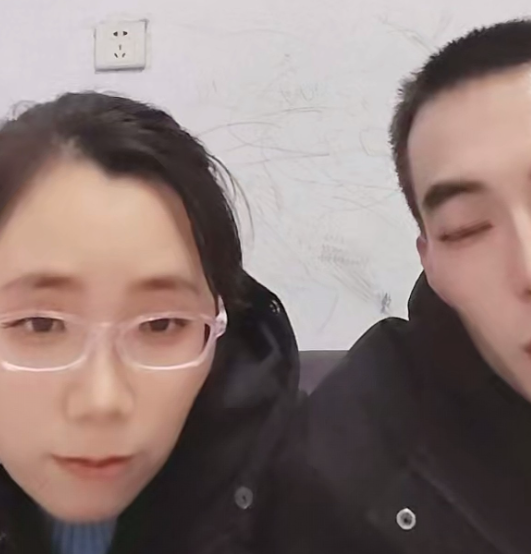 前妻比迷妹差远了，这个男的比宇翼差远了
我认为女人还可以，就是太老实了，她永远是