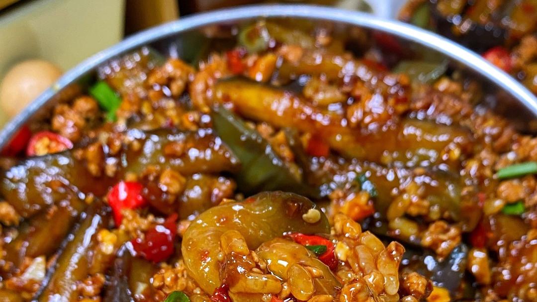 烟火流转，一锅红油肉末茄子的至味魔法