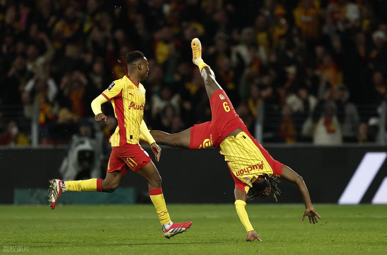 随着比分定格3-1，法甲榜首易主：巴黎圣日耳曼队从榜首滑落