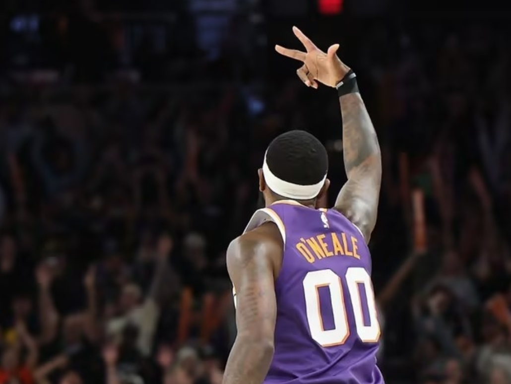 NBA常规赛太阳主场战胜湖人，在比赛结束的最后0.9秒，太阳球员罗伊斯-奥尼尔接