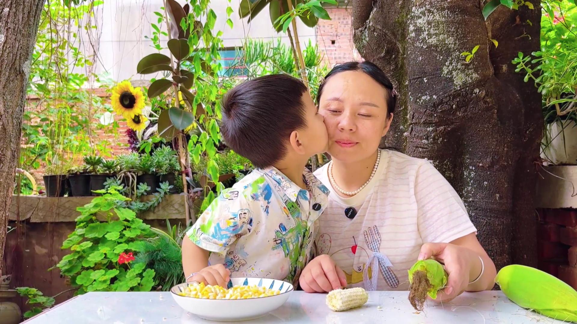 妈妈问儿子：你有烦恼吗？4 岁小男孩一句话，瞬间暖心破防