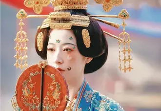 周冬雨在《周五晚高疯》上又豁出去了。承认情商不高，强调还有灵气——明眼人都看得出