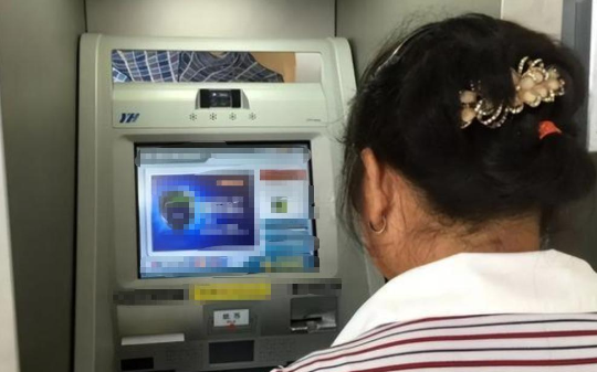 丈夫炒黄金亏了480万跳河，我带着女儿还了12年的外债，去银行取100块时，看到余额我愣住了