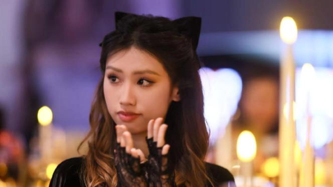 19岁徐朵的依偎着父亲冯小刚，妆容精致，仪态大方