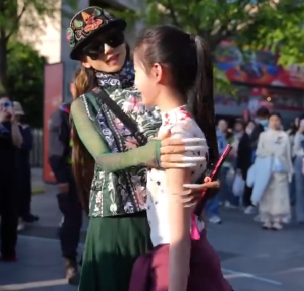 杨丽萍在杭州晒出漫步西湖的视频
并发文：漫步西湖湖滨步行街 放慢脚步，平凡的付出