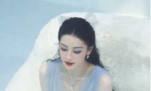 迪丽热巴看得出来她是公主