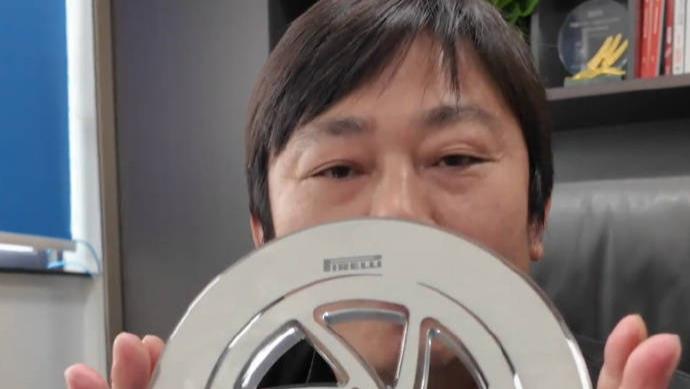 李亚鹏在直播间里的一番回应，把两桩备受关注的慈善捐赠推到了聚光灯下