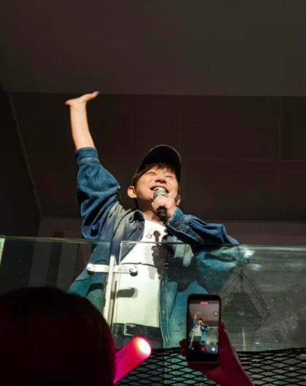 谢娜演唱会有两个“最”一个是最搞笑，一个是最温情。最搞笑的是何炅，他以为谢娜说的