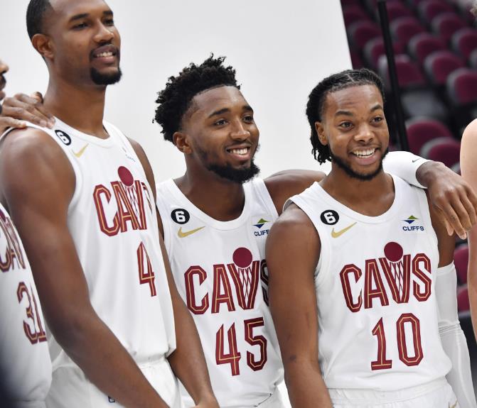 NBA记者蒂姆·麦克马洪建议，火箭队应该在休赛期抓紧时间去追逐骑士队的米切尔，一