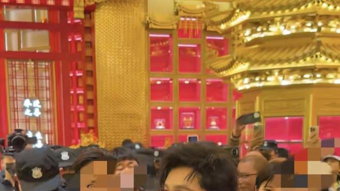 黄晓明贵州参加剪彩活动，戴墨镜头发浓密，虽然有点油腻但确实帅