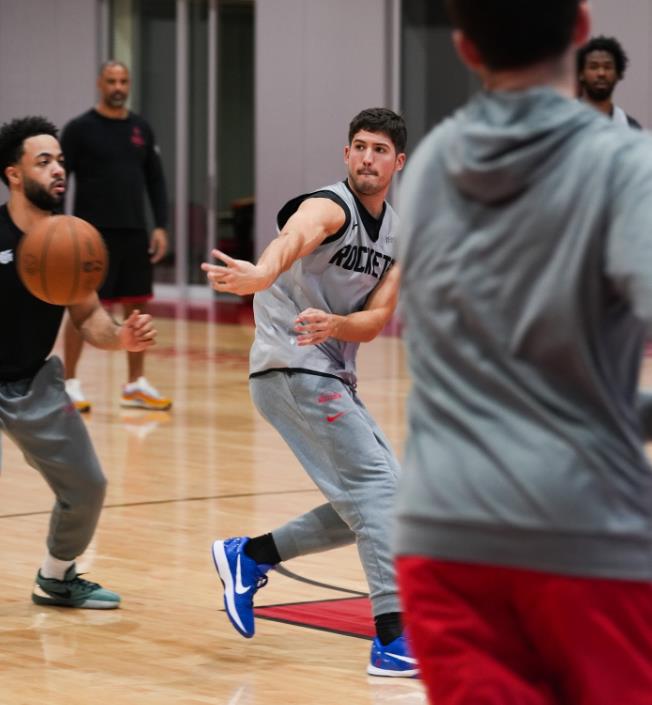 火箭队年轻的射手谢泼德近几场比赛表现一直不佳。他之前确实打出过很多优秀的比赛，但