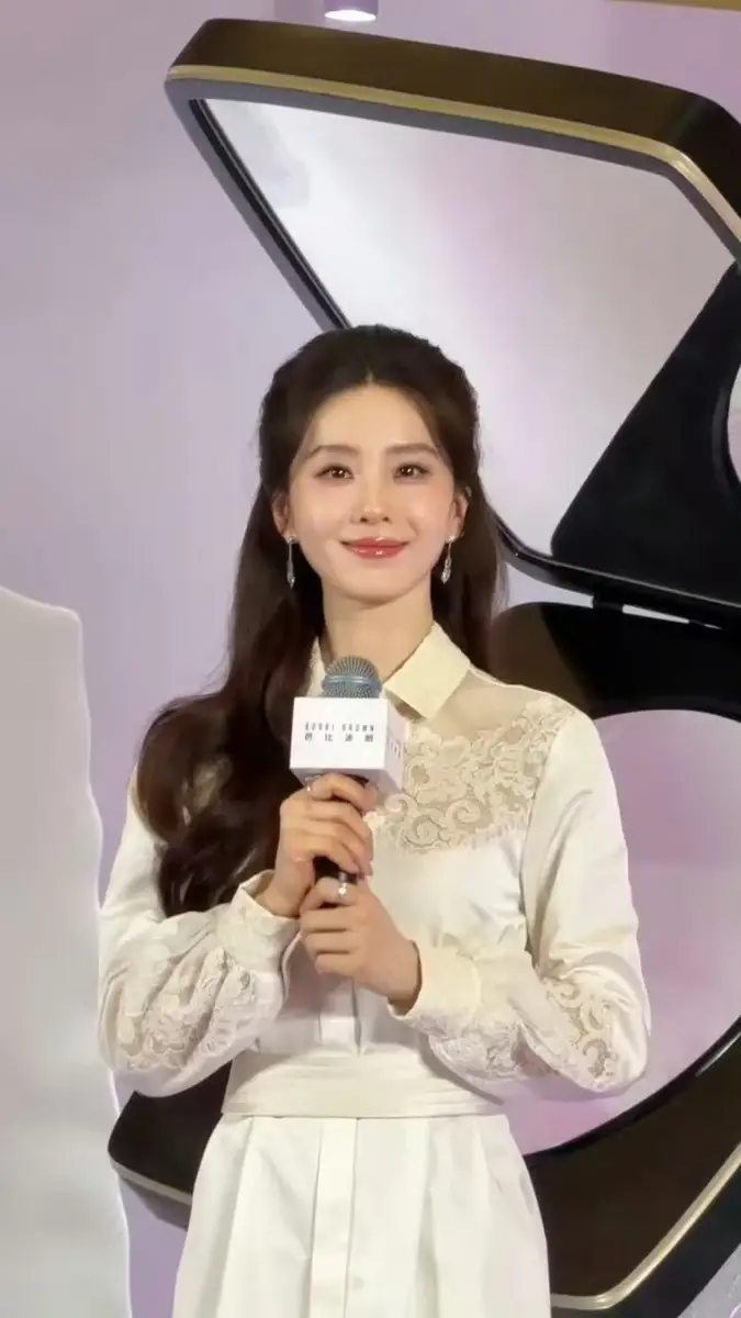 刘诗诗穿新中式套装气质温婉 持团扇轻摇尽显东方雅致