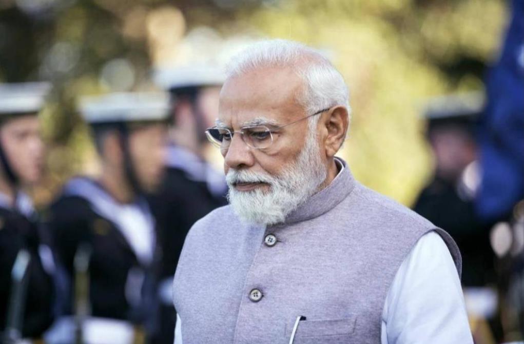 莫迪有个特别明显的特点，特别爱制造那种“印度谁都不怕”的氛围。握手要用力，动作要