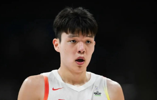 小杨早日康复，据开拓者记者透露：杨瀚森在国家队比赛结束后遭遇湿疹短暂接受治疗，随