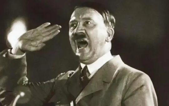 希特勒之死：死前10天办生日宴，死前1天与爱人成婚，服毒后饮弹自尽…