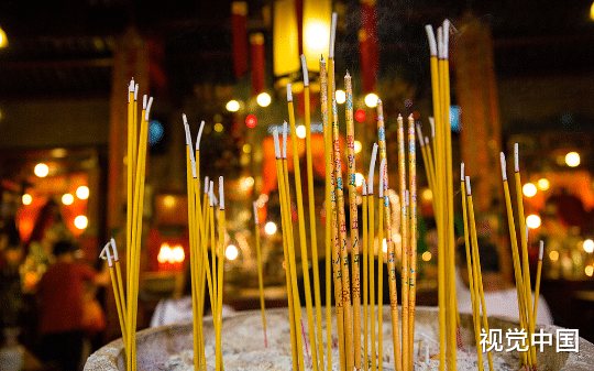 大年初一我抢到头香，婆婆却要切我一颗肾