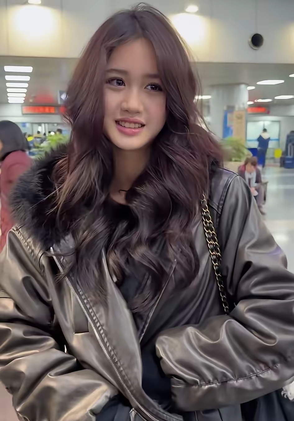 这美貌，
放在星二代里也是数一数二的存在！
钟丽缇的小女儿考拉已经长这么大了