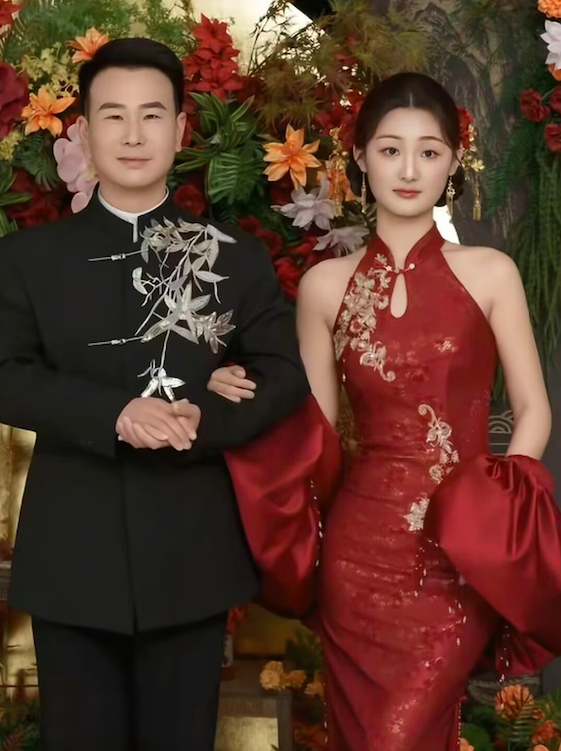 大衣哥的前儿媳陈亚男订婚了，未婚夫的身材不算太高，夫妻俩站在一块差距不大，男方身