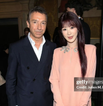 杨紫身穿华伦2026早秋系列粉色连衣裙亮相
华伦2026秋冬大秀，与众人合照状态