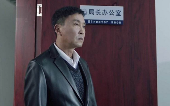 我岳父是云州市副市长，天天羞辱我只是个垃圾科员，直到他看见我能命令市纪委书记，彻底慌了…