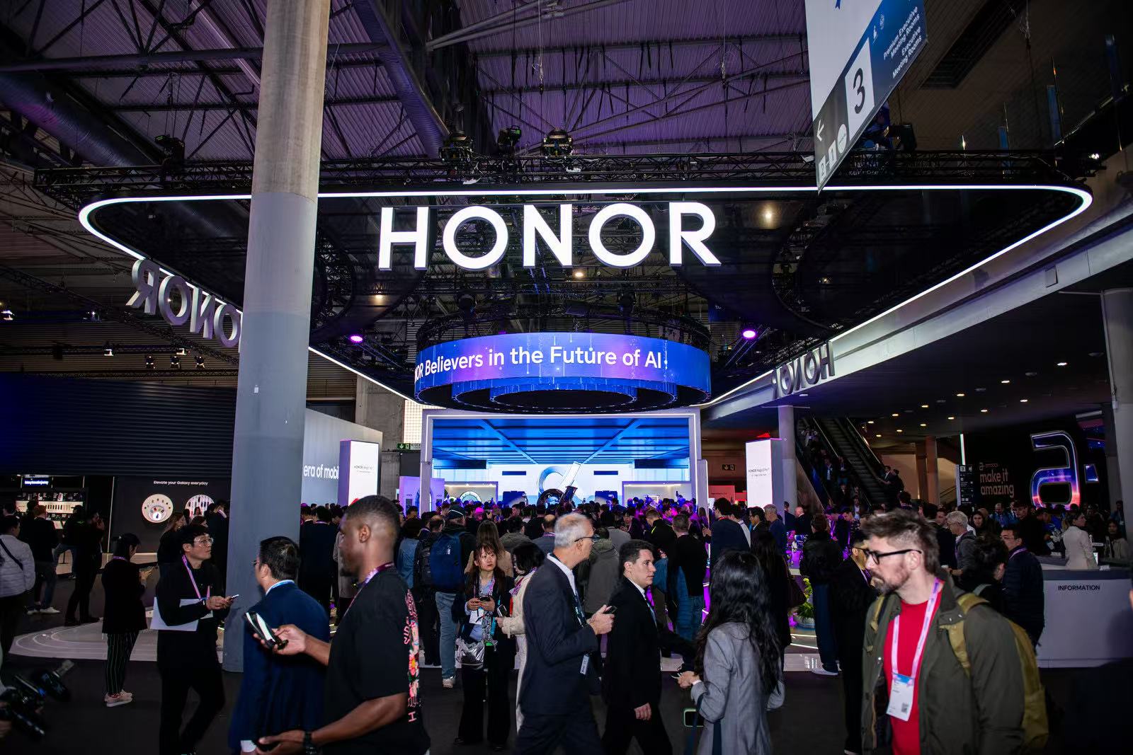 从Robot Phone到人形机器人，媒体们为了看一台手机，愣是把荣耀展台围的水