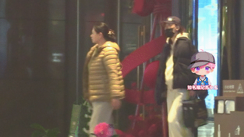 看到高磊鑫走路这么拽，就知道薛之谦底气很足了。过完年又大闹了一场，薛之谦现在什么