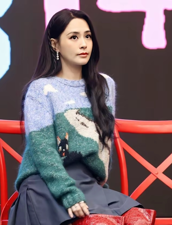 刷到阿娇的近照突然有点感慨
我们总以为美是年轻的专利，可阿娇告诉我们：
经历过风