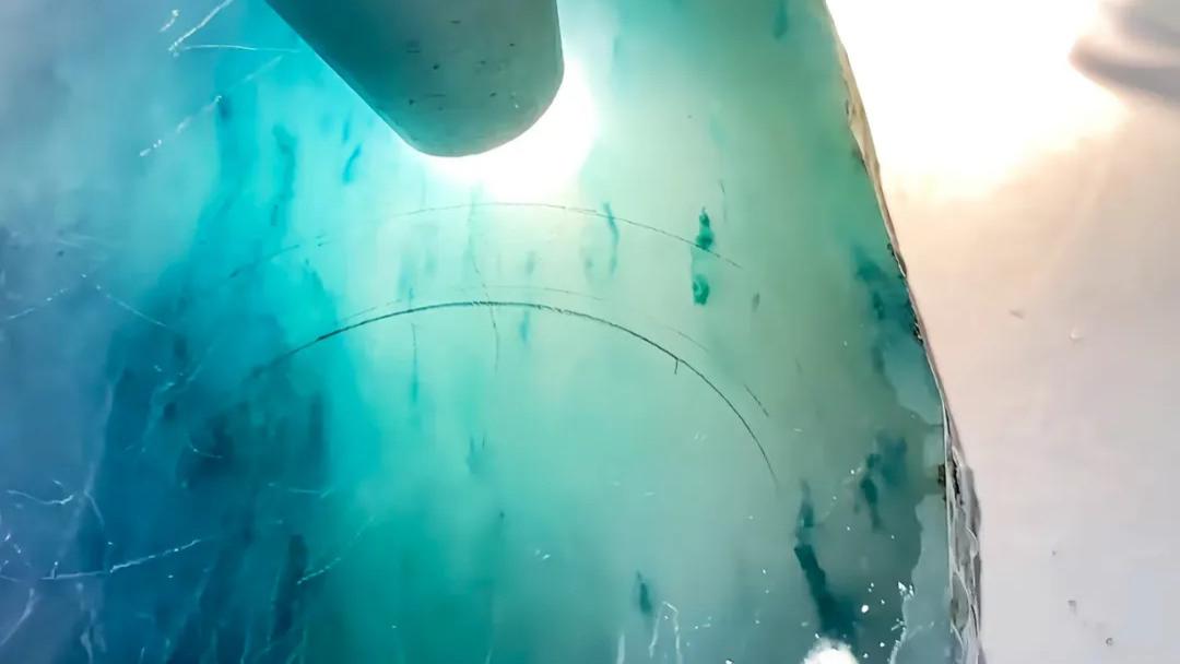 你们知道吗？这到底是什么样的翡翠玉料？出价180万都没有卖，最后加到300万没有拿下的料子，原来里面