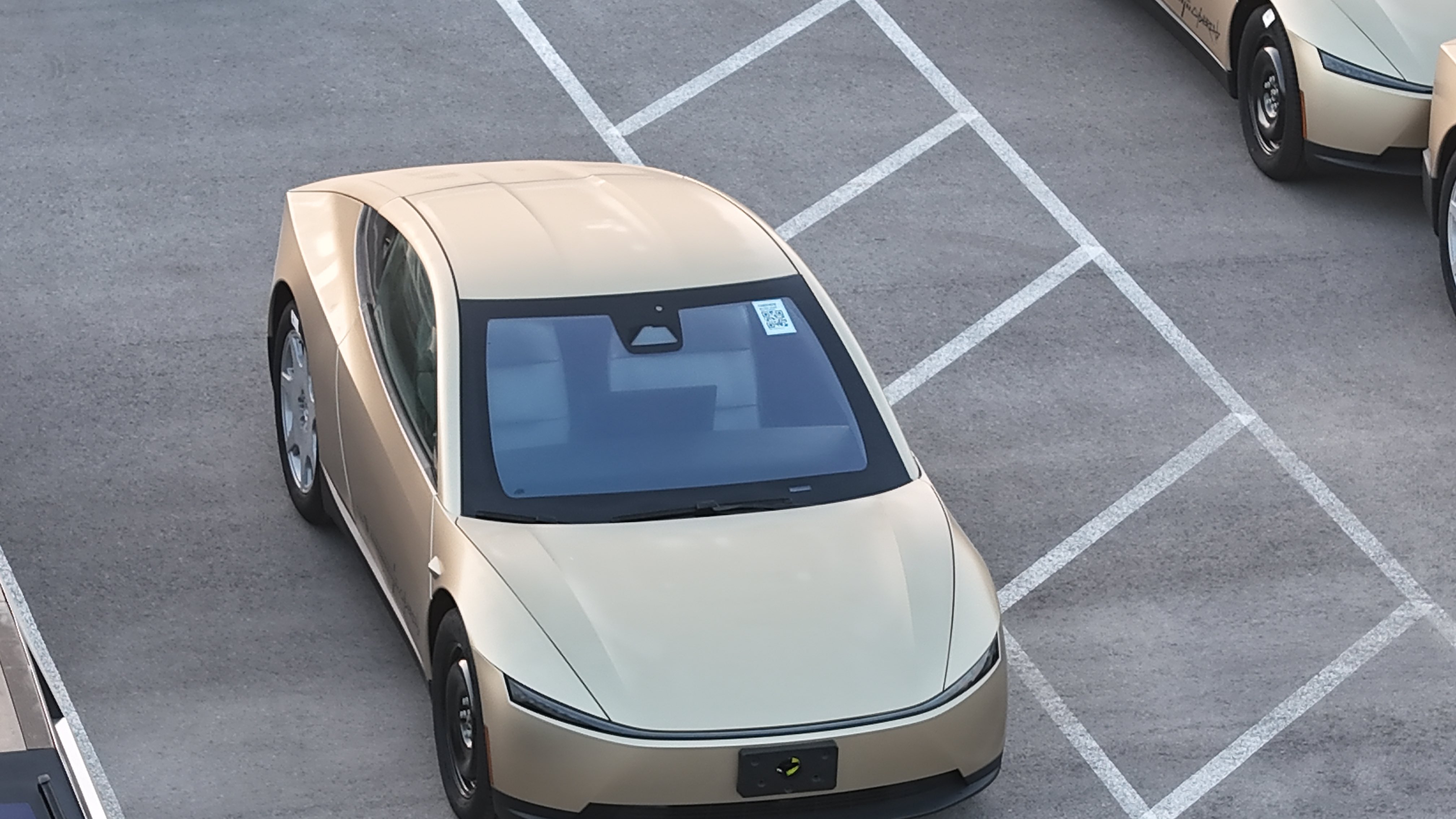 4月17日，特斯拉得州工厂停车场出现了14辆没有方向盘的Cybercab。看来量