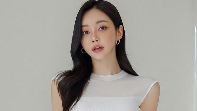 玉骨冰肌映雪光, 红唇皓齿笑中藏，寒风漫舞飞天际，绝代佳人穿红妆