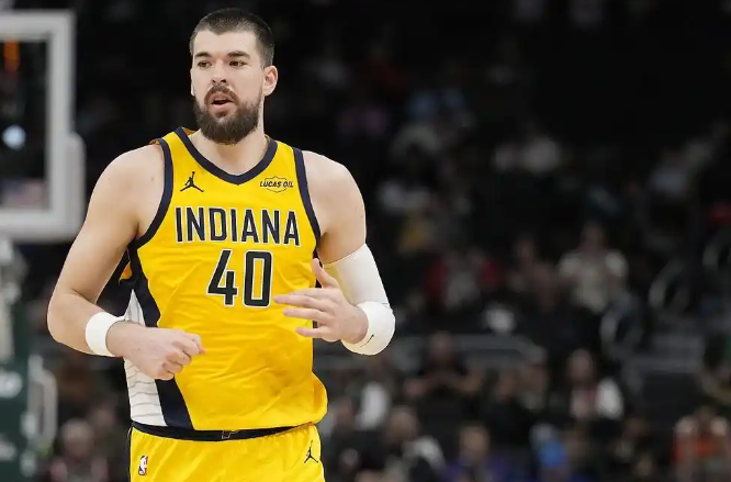 据说祖巴茨的交易是哈利全力推动的。
快船记者说哈利伯顿是幕后极力推动交易得到祖巴