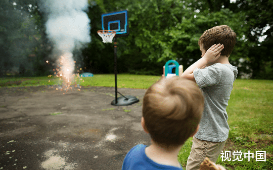 10 岁熊孩子放炮烧死了邻居金毛，家长却放话法律都管不了，三天后孩子父亲被一个匿名包裹吓破了胆