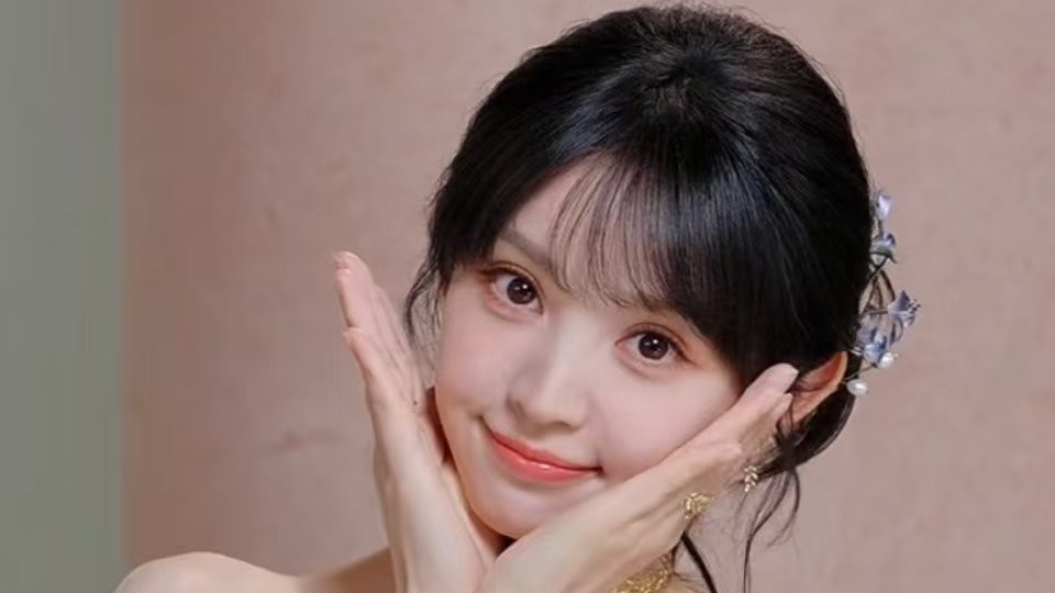 田曦薇直播被勒出痕：一场关于艺人着装安全与行业审美的全民讨论