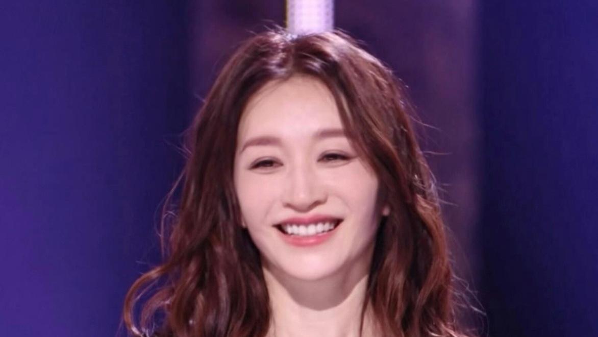 李小冉全开麦跑调崩溃大哭："我50岁了，根本记不住歌词"，向太一句话让她红了眼眶