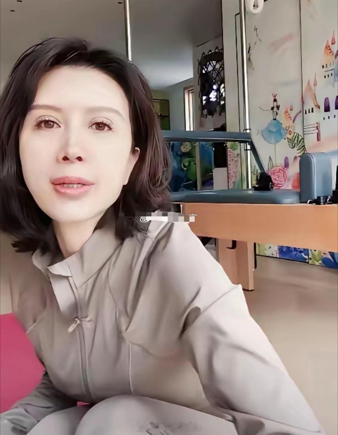 好歹曾经也是一线巨星啊，金巧巧这个家看起来很简单呀。看着金巧巧的生活片段，不免让