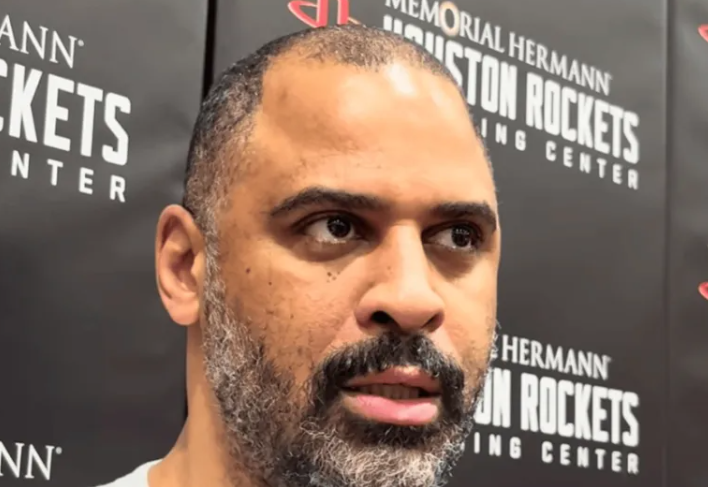 火箭主帅乌度卡在球队训练结束后接受了媒体采访。
记者：“你们最近三场比赛状态起伏