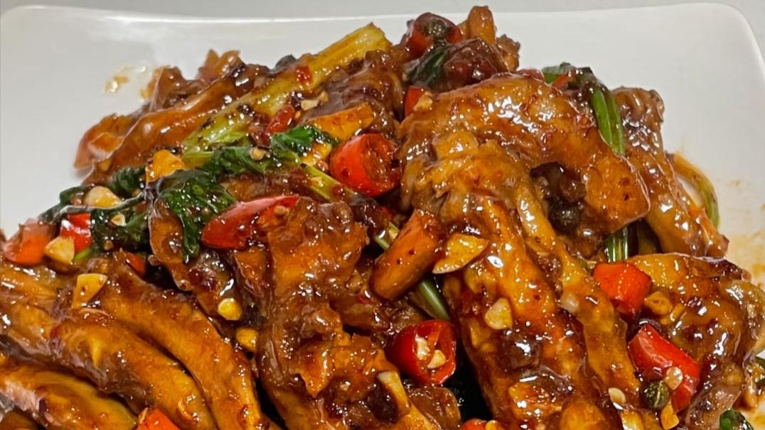 香辣鸭爪：宵夜江湖的"C位之王"，一锅搞定舔手指的快乐