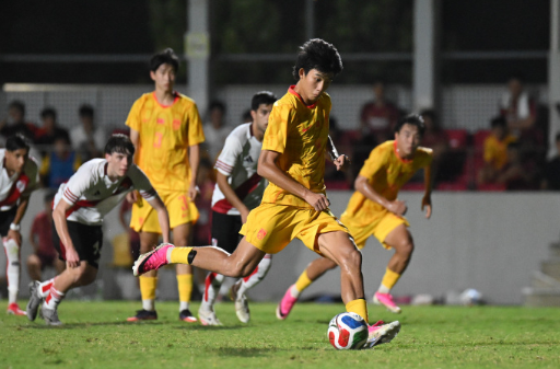 上海明日之星冠军杯半决赛，中国U17在90分钟里与河床U17战成0-0，点球大战