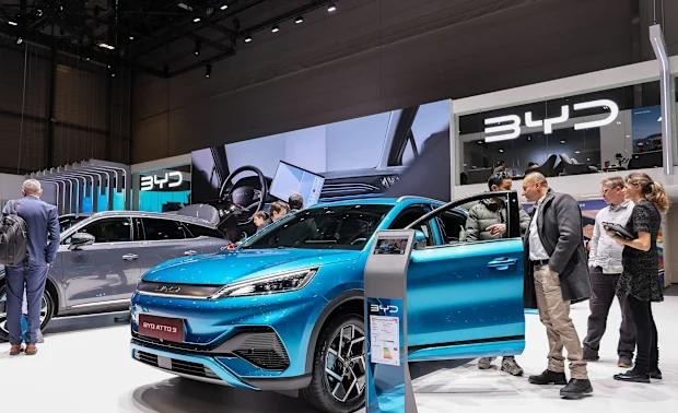 电动车卖疯了，油车没人修了，路费还没定好。