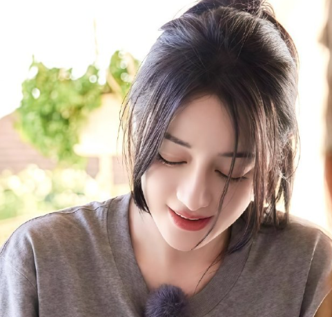 黎明时破晓的春光会如期而至，可我想和你走的路程不止春天