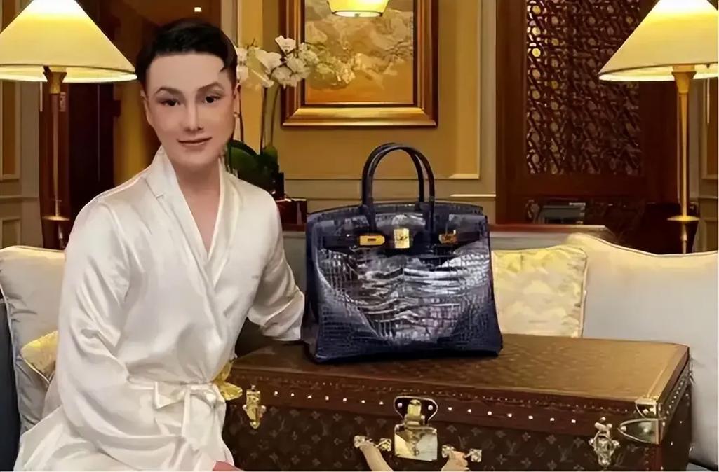 炫富、偷税百万、跑国外，现又回来“割内地韭菜”了。

 穿个马甲也认的出来，这样