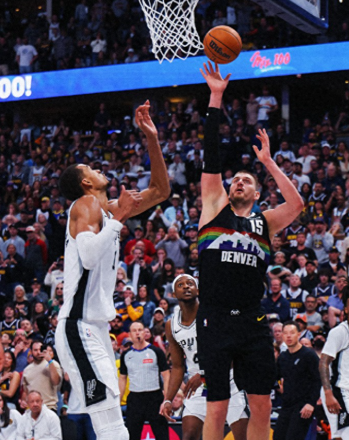 掘金常规赛收官战在客场128-118击败马刺，豪取12连胜，最终锁定西部第三。虽